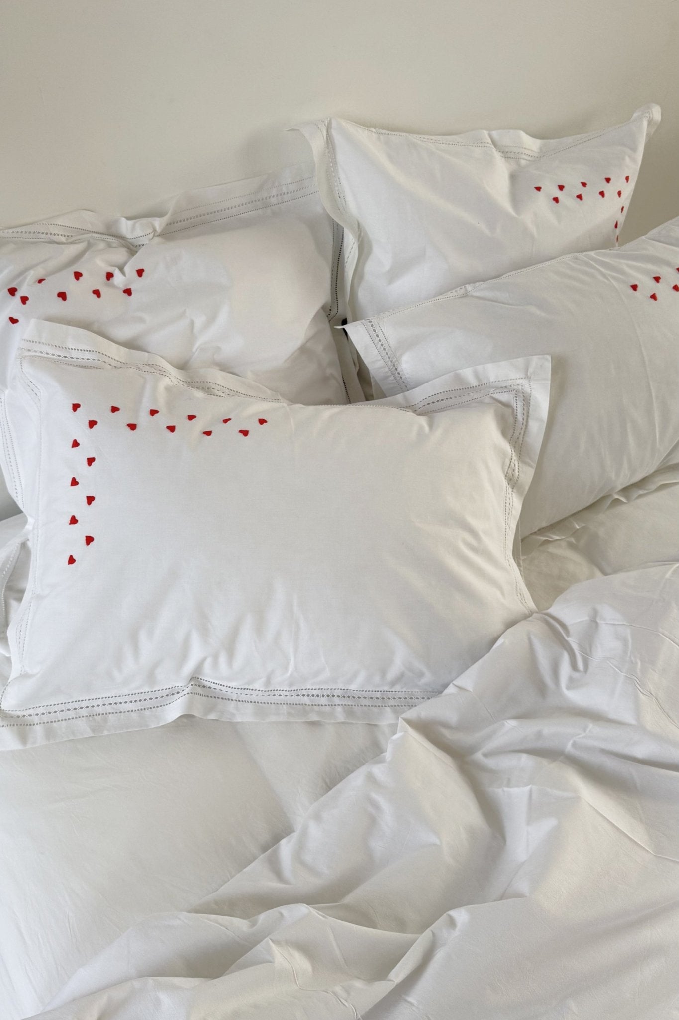 Paire de taies d'oreiller broderies cœurs rouges - Scarlette Ateliers