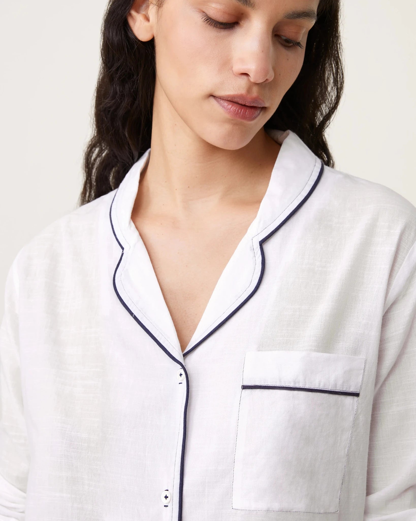 Pyjama Thelma blanc passepoil navy - Scarlette Ateliers