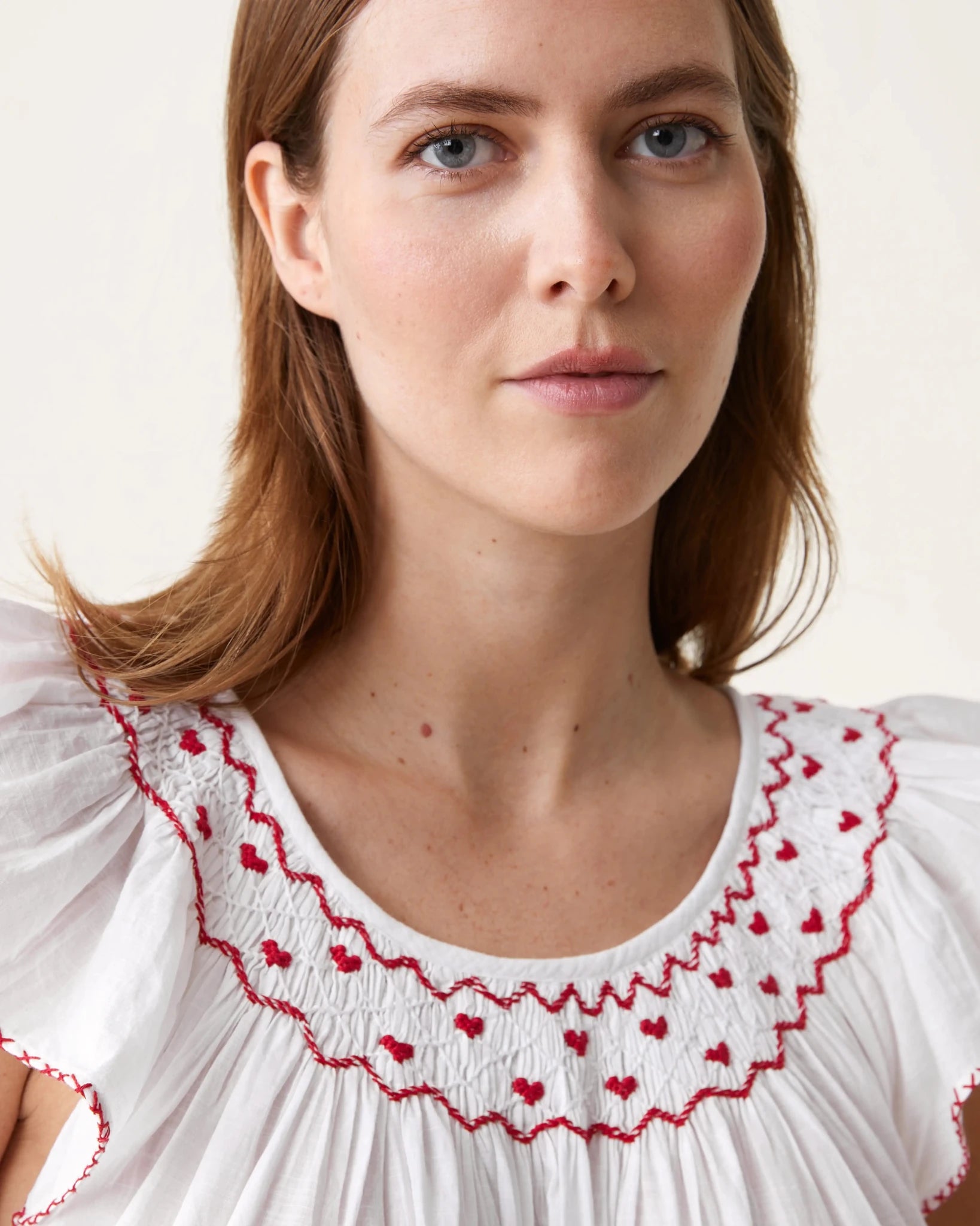 Robe de nuit Dona blanche broderies rouges - Scarlette Ateliers